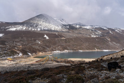 西藏山南洛扎秘境库拉岗日雪山湖泊壮丽景色