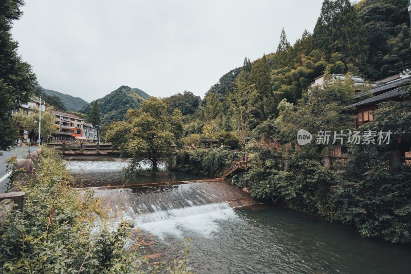 山谷之间江南水乡美景