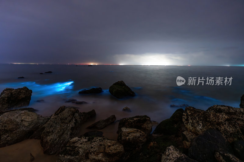 广东阳江海陵岛夜光海边岩石上的蓝色荧光海