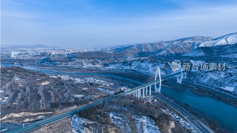 雪山间跨河大桥的壮丽航拍景象