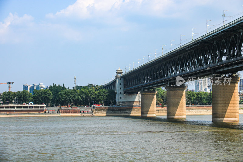 湖北武汉长江江滩沿线风景