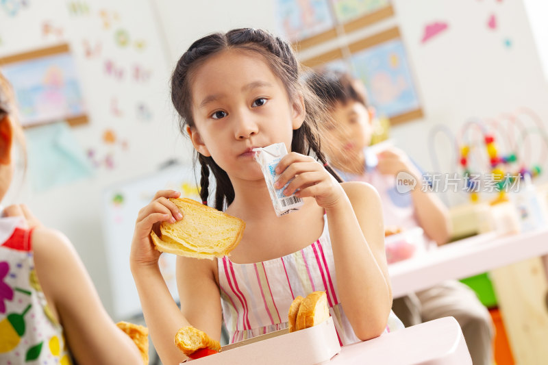 幼儿园小朋友用餐