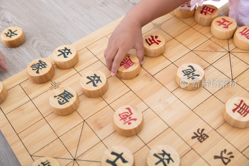 小孩子正在认真的下中国象棋