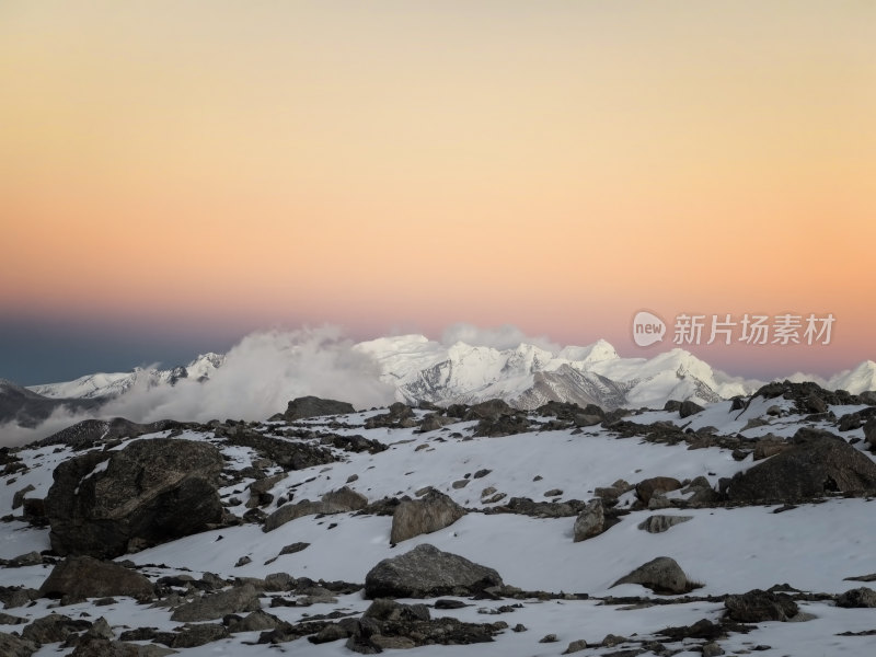 西藏喜马拉雅山脉日出霞光