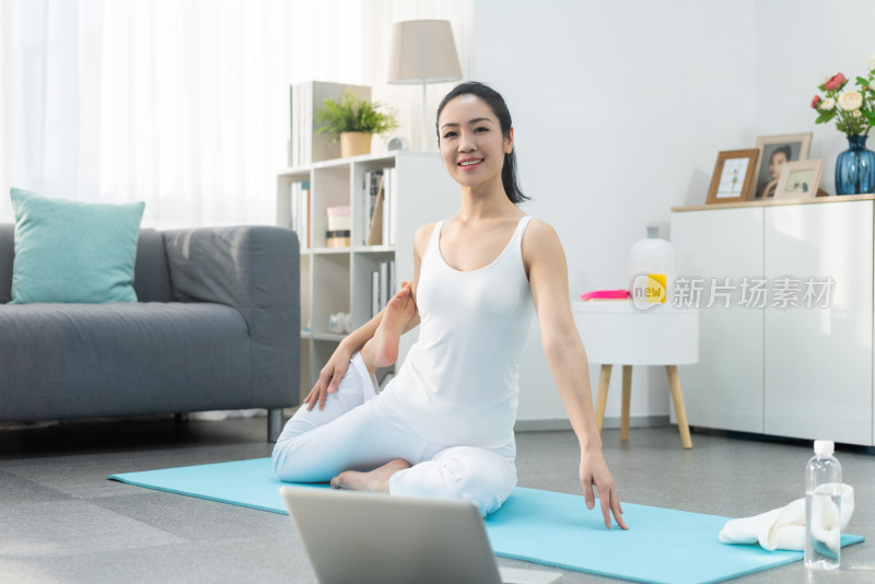 年轻女子在家练习瑜伽