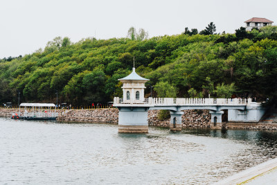 长春净月潭水库大坝水塔