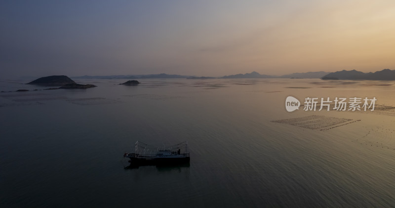 夕阳下海上渔船自然风光