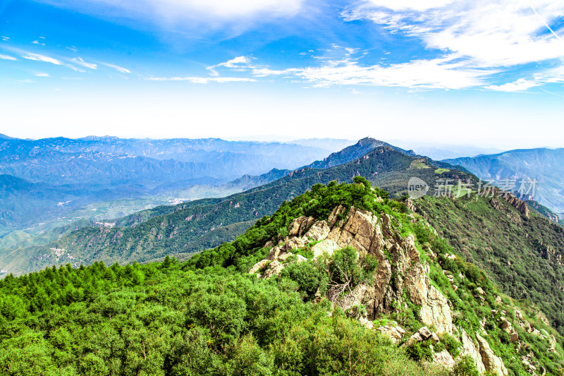 北京市白草畔旅游风景区山顶的云海风光