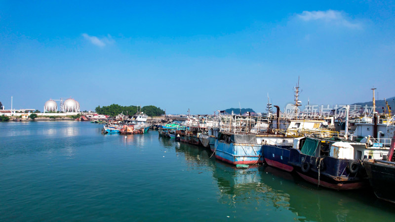 海边渔船大海海洋风景摄影图