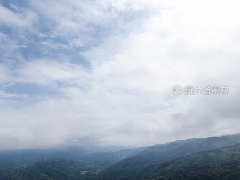 航拍云雾缭绕的山脉自然风光全景