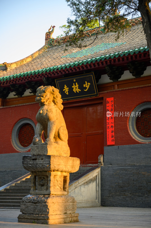 河南登封少林寺清晨日出时山门风光