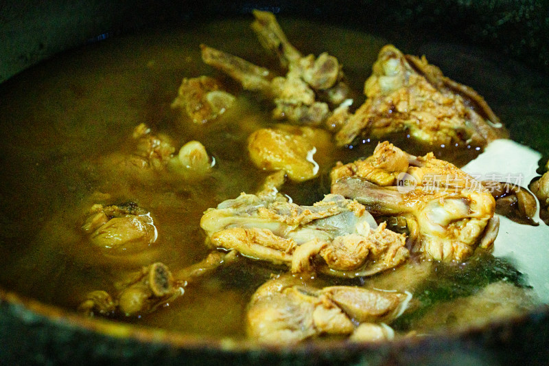 鸡肉炖土豆装鸡块的特写画面