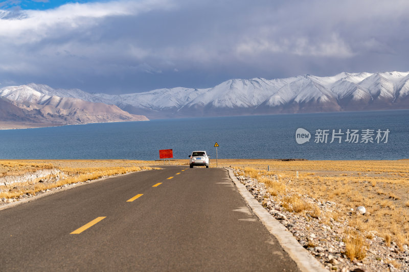 西藏阿里地区当若雍措雪山湖泊的壮阔景色