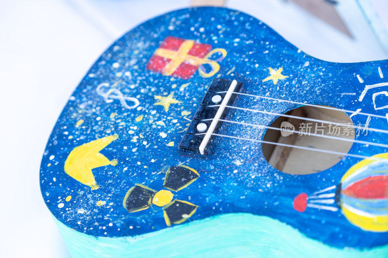 手绘图案装饰的蓝色吉他