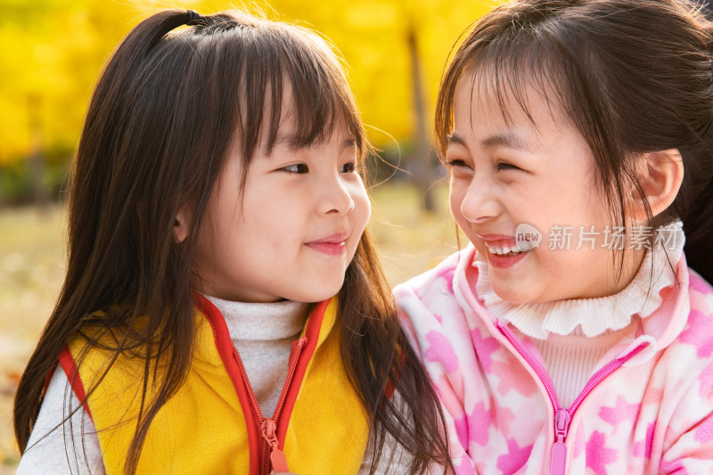 两个小女孩在公园里玩耍