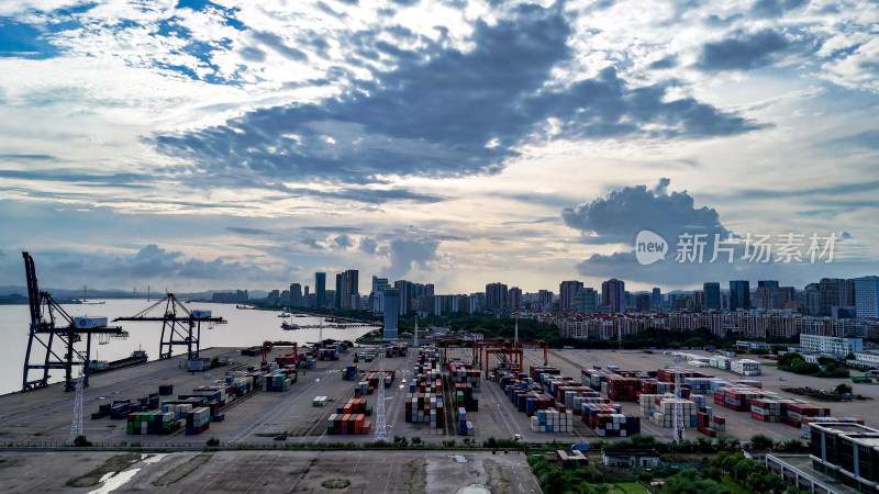 港口码头集装箱物流运输航拍图