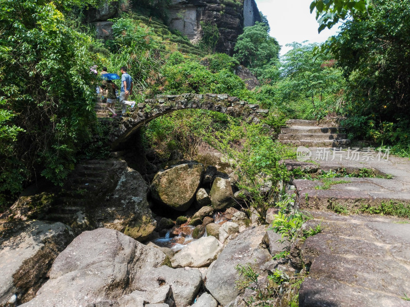 武夷山山间石桥游客漫步