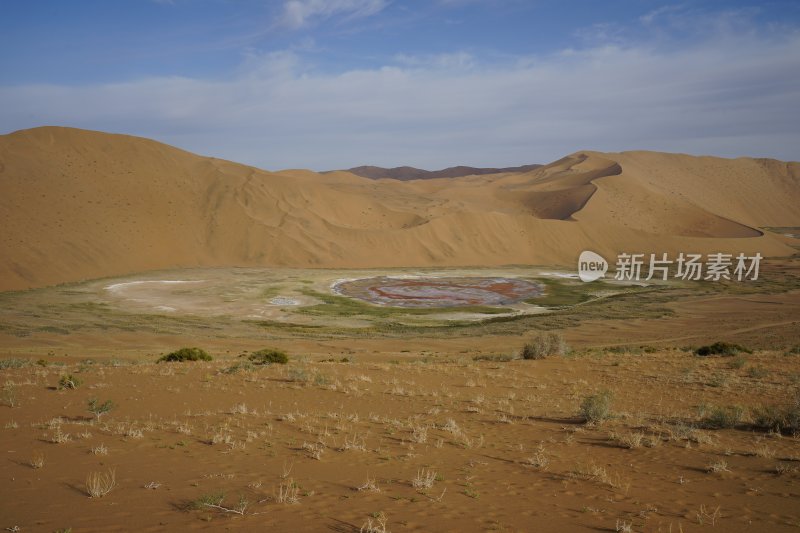 内蒙古阿拉善右旗，巴丹吉林沙漠里的海子