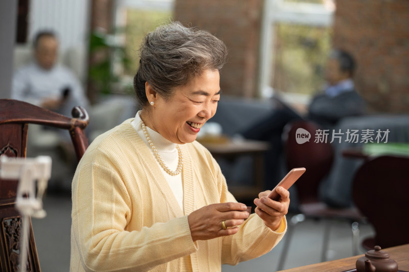 快乐的老年人用手机看视频