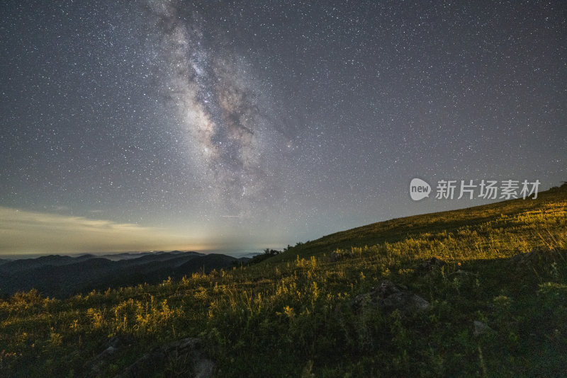 户外山坡上的璀璨星空夜景