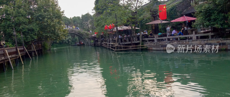 水乡河道边的休闲场景