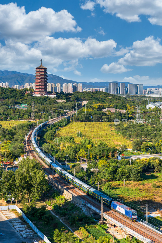 北京风光永定塔下火车穿行的自然与城市