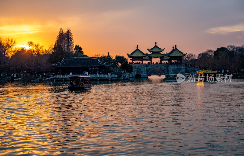廋西湖五亭桥中式古桥与亭台楼阁黄昏景致