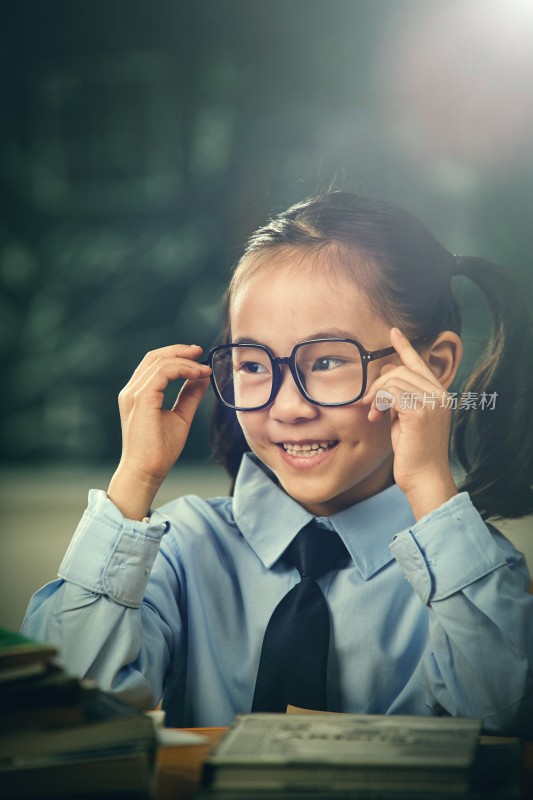 戴眼镜的小学女生