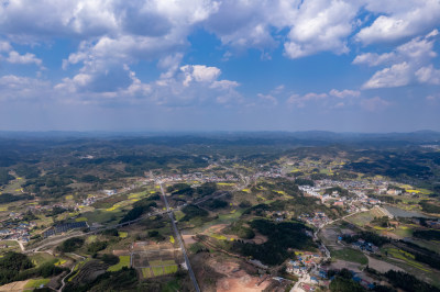 连绵起伏山川丘陵地貌航拍图