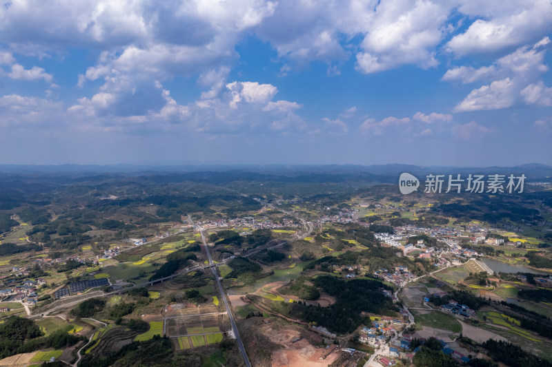 连绵起伏山川丘陵地貌航拍图