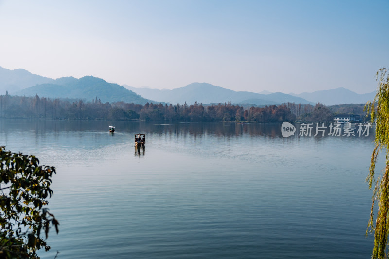 晴朗天气下的西湖与游船风光