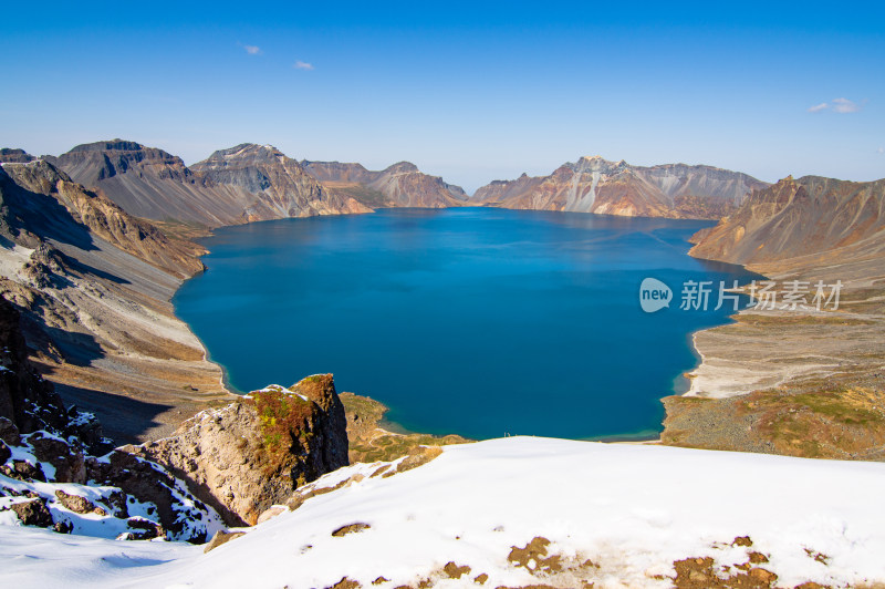 南坡拍摄雪后蓝天下的长白山天池火山湖全貌