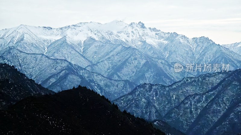 雪山远景下的山脉风光