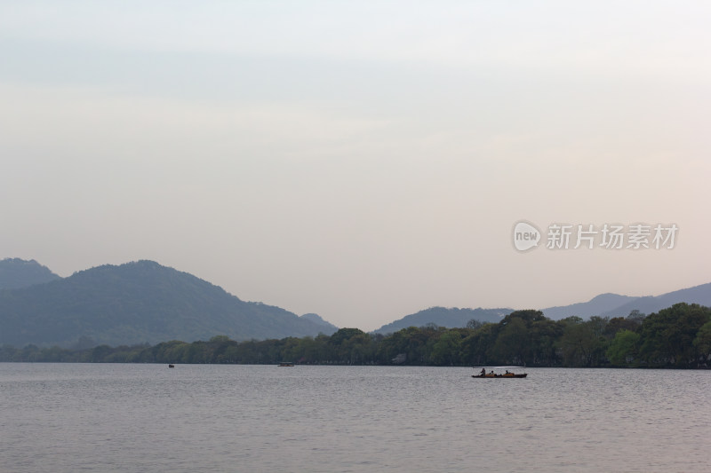 杭州西湖苏堤湖面小船与远山景色