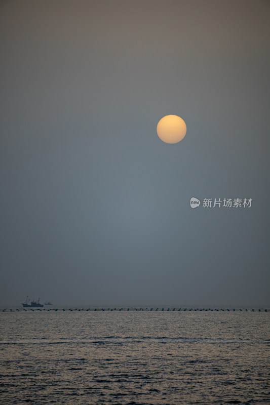 山东日照灯塔景区海上雾色日出景观