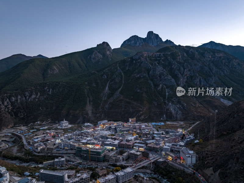 四川甘孜州稻城亚丁三神山雪山日出航拍