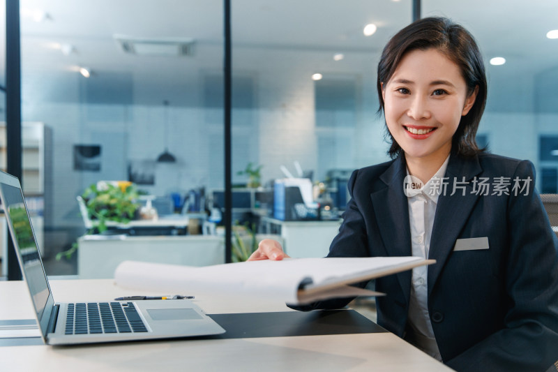 青年女客服人员