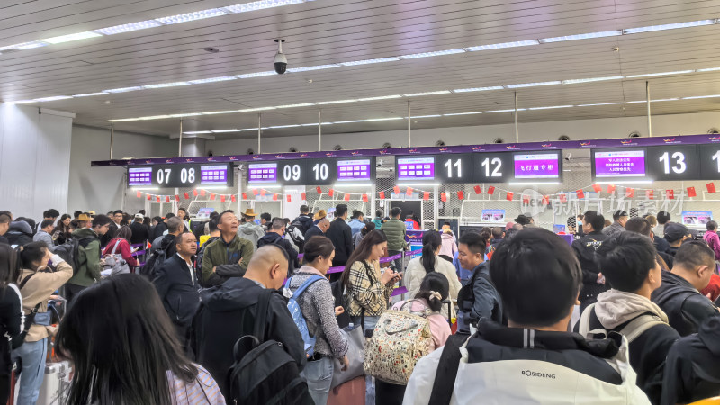 乌鲁木齐地窝堡国际机场排队行李托运的旅客