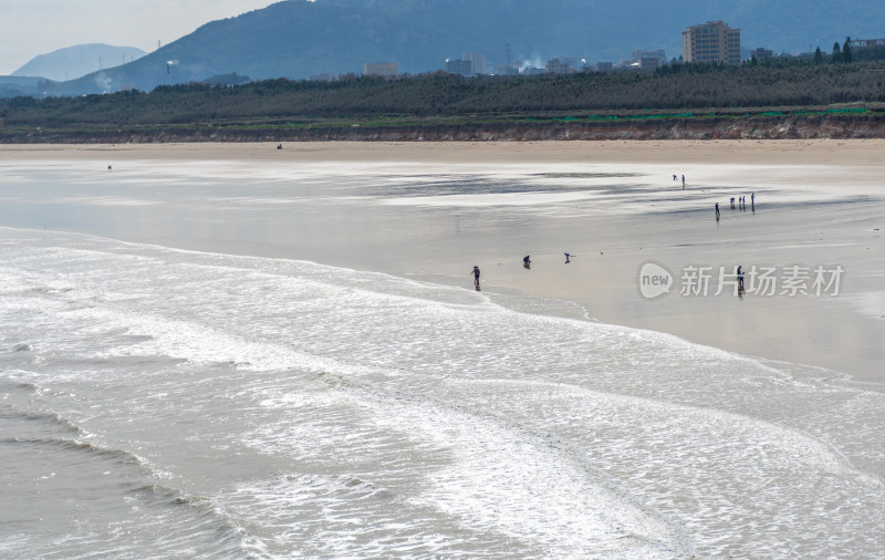 海滩上漫步的人群与海景