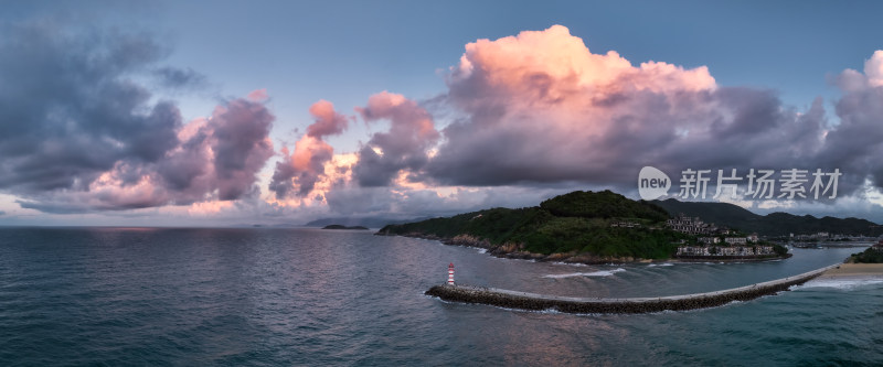 万宁朝霞中的神州半岛海岸线灯塔航拍全景