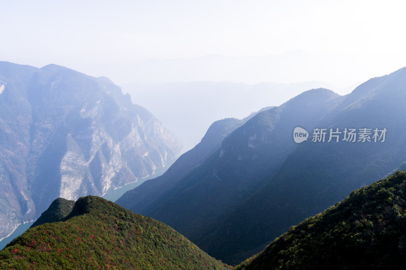 重庆巫山巫峡层峦叠嶂的峡谷风光