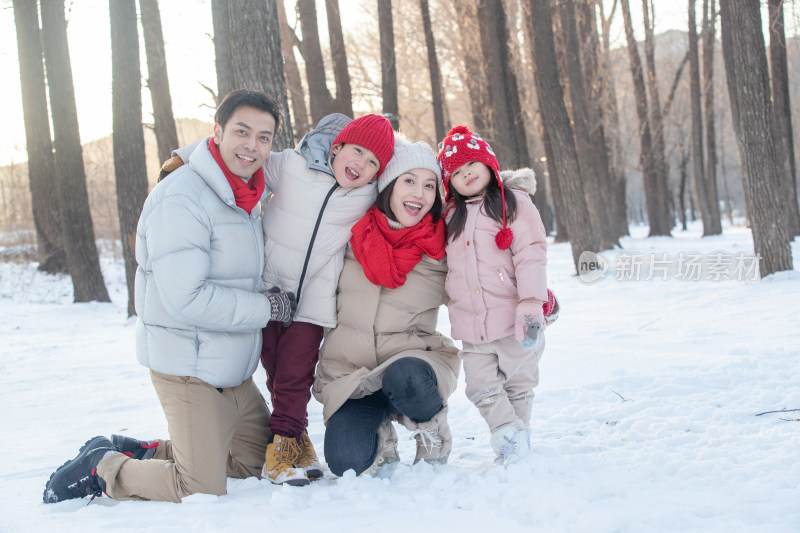 在雪地里玩耍的一家人