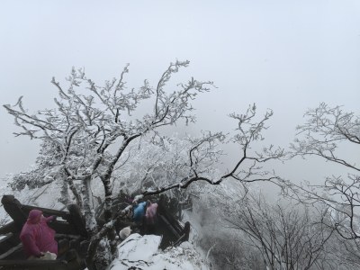 湖北武当山景区金顶冬季大雪登山游客