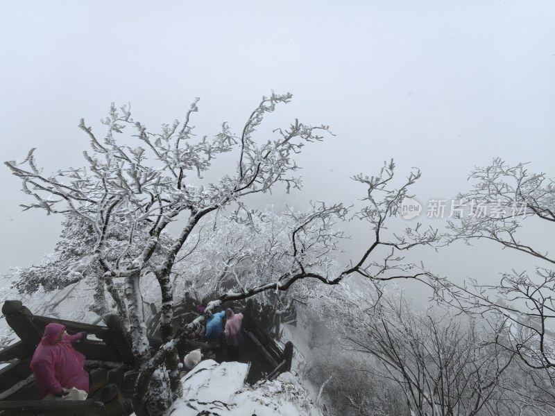 湖北武当山景区金顶冬季大雪登山游客