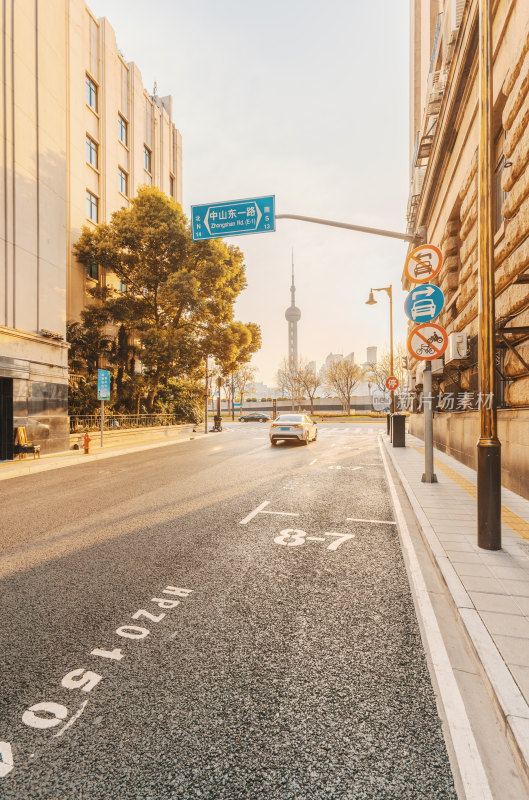 清晨阳光下的上海市汉口路街景