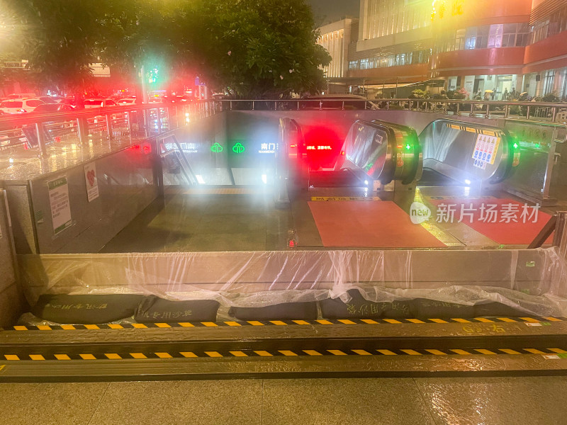 雨夜地铁站口扶梯处的景象