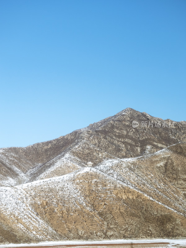 冬天大雪以后远处的山峰