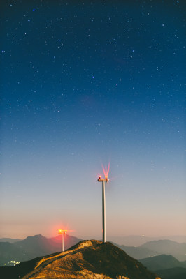 广西柳州融水县-星空下旋转的风力发电机