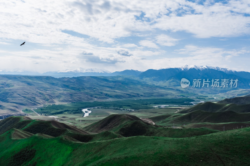 新疆蓝天白云下的雪山草原河流