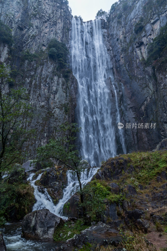 水流汹涌的瀑布